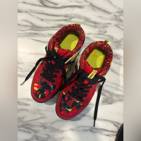 LIKE NEW-Zumba Let's Jam Street Bold Red Green Gold Women's Shoes Z Slide - Picture 3 of 9